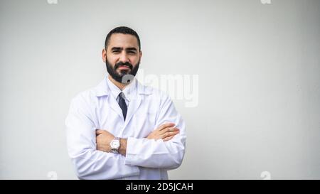 Kaukasischer bärtiger Arzt lächelt fröhlich Stockfoto
