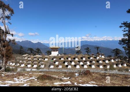 Stupa am Dochula Pass Bhutan mit dem schönen höheren himalaya im Hintergrund. Stockfoto