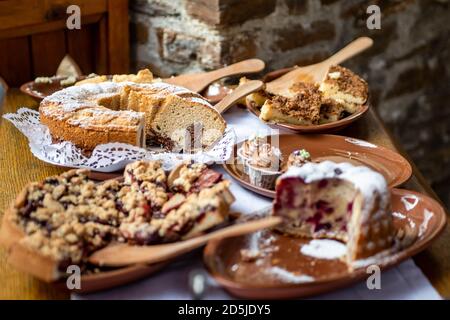 Tisch voll mit schönen und leckeren Kuchen bei Hochzeitsempfang Buffet. Stockfoto
