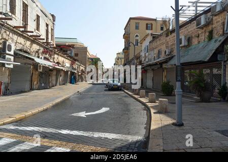 ISRAEL, Tel Aviv - 28. September 2020: Leere Straßen während der Coronavirus-Quarantäne. Leere Straßen während der Pandemie von Covid 19. Keine Personen. Kein Geschäft, kein Markt. Blockierung der Coronavirus-Krise. Jom Kippur Stockfoto