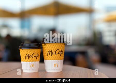 Kiew, Ukraine - 12. OKTOBER 2020: Zwei Pappbecher Kaffee mit McDonald's und McCafe Logo auf dem Tisch neben dem Fenster auf dem Hintergrund von verschwommenem McDonald's Stockfoto