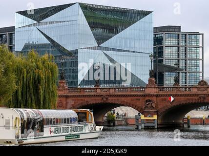 Berlin, Deutschland. Oktober 2020. Das Cube Berlin Bürogebäude am Washingtonplatz am Berliner Hauptbahnhof. Vor der Moltke Brücke. Auf der Spree gibt es ein Ausflugsboot mit der Aufschrift "Berlin, du bist so wunderbar". Das zehngeschossige Gebäude Cube Berlin mit einer Breite, Höhe und Länge von 42 Metern hat jeweils eine nach innen gefaltete Glasfassade. façade Quelle: Jens Kalaene/dpa-Zentralbild/ZB/dpa/Alamy Live News Stockfoto