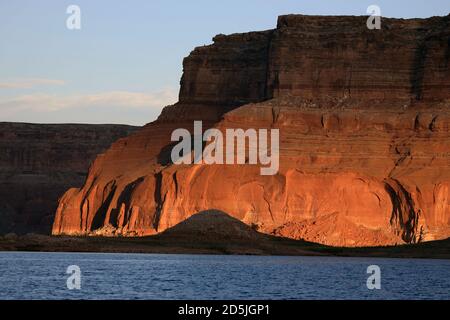 Lake Powell, Arizona, USA. August 2020. Sonnenuntergang auf roten Felsschluchten. Lake Powell ist ein künstlich anmalten Stausee am Colorado River im Glen Canyon National Recreation Area und erstreckt sich über zwei westliche Staaten Utah und Arizona. Es ist ein wichtiger Urlaubsort, der sich vom Beginn des Grand Canyon in Arizona bis in den Süden Utahs erstreckt. Das Glen Canyon National Recreation Area ist mit malerischen Aussichten, einzigartiger Geologie und 10,000 Jahren menschlicher Geschichte geschmückt. Zu den Aktivitäten gehören Bootfahren, Angeln, Wandern. Lake Powell, ist der zweitgrößte See in den Vereinigten Staaten, und ist ein Premier Bootfahren Ziel. Ris Stockfoto