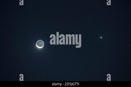 London, Großbritannien. 14. Oktober 2020. Der Halbmond und der Planet Venus leuchten hell in einem wolkenlosen Himmel vor Sonnenaufgang. Quelle: Malcolm Park/Alamy Live News. Stockfoto