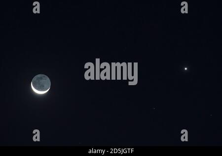 London, Großbritannien. 14. Oktober 2020. Der Halbmond und der Planet Venus leuchten hell in einem wolkenlosen Himmel vor Sonnenaufgang. Quelle: Malcolm Park/Alamy Live News. Stockfoto