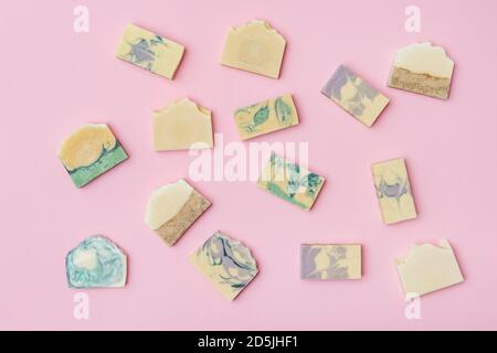 Handgemachte Seifenstücke auf rosa Hintergrund, Draufsicht. Leerzeichen für Text. Zero Waste Konzept Stockfoto