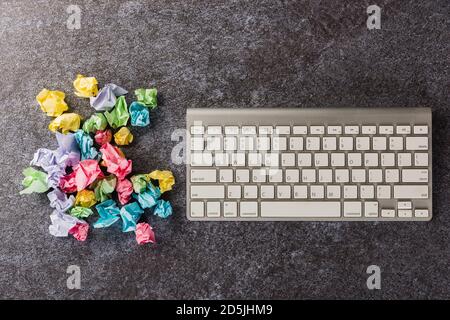 Draufsicht flaches Lay von vielen zerknittert Papier Stick Note Ball mit Computer-Tastatur auf Schreibtisch Beton Hintergrund Nein Ideenkonzept mit Kopierplatz für Stockfoto