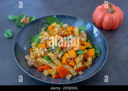 Hausgemachte Herbstnudeln mit Kürbis, Walnüssen und Kastanien Stockfoto