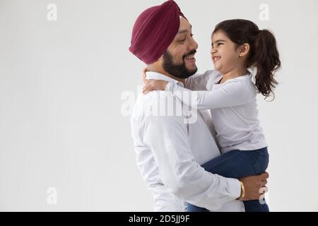 EIN SIKH VATER UND TOCHTER LACHEN UND VERBRINGEN GERNE ZEIT GEMEINSAM Stockfoto