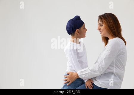 EINE SIKH MUTTER UND EIN SOHN VERBRINGEN GERNE ZEIT ZUSAMMEN Stockfoto