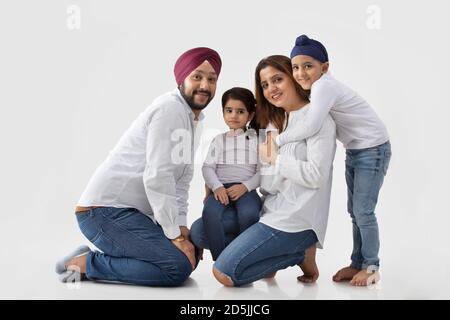 EINE SIKH FAMILIE GLÜCKLICH GENIESSEN ZEIT ZUSAMMEN Stockfoto