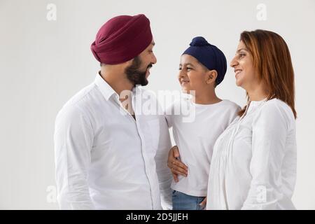 EINE SIKH-FAMILIE VERBRINGT LIEBEVOLL ZEIT MITEINANDER Stockfoto