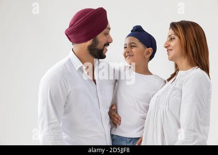 EIN SIKH ELTERN UND KIND VERBRINGEN ZEIT ZUSAMMEN Stockfoto