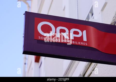Bordeaux , Aquitaine / Frankreich - 10 10 2020 : orpi Zeichen Text und Logo in Agentur der Immobilienmakler Bürogebäude Stockfoto