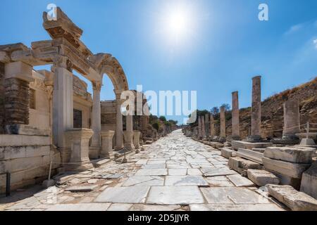 Marmorstraße bei Sonnenschein in Ruinen der antiken Stadt Ephesus an einem sonnigen Tag, Türkei Stockfoto