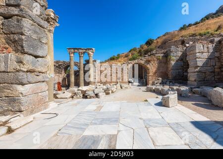 Schöne Säulen in den Ruinen von Ephesus, Selcuk, Izmir, Türkei Stockfoto