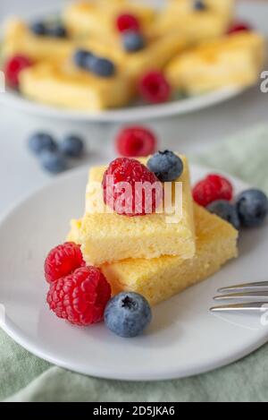 Süße hausgemachte Vanillepudding Pie mit Beeren Stockfoto