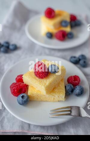 Süße hausgemachte Vanillepudding Pie mit Beeren Stockfoto