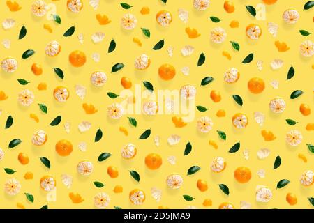 Isolierte Mandarine Zitrus Sammlung Hintergrund mit Blättern. Mandarinen oder Mandarinen orange Früchte auf gelbem Hintergrund. mandarine orange Hintergrund. Stockfoto