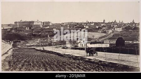 Blick auf Madrid von der Westseite. Auf der linken Seite konnte ein Komplex von Gebäuden der königlichen Stätte von San Lorenzo de El Escorial sehen. Von Charles Clifford Stockfoto