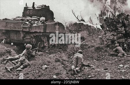Amerikanische Soldaten unter dem Deckmantel des M4 „Sherman“ Flammenwerfers Tank aus dem 713. Flammenwerfer Tank Bataillon der Marine Korps greifen den Jap an Stockfoto