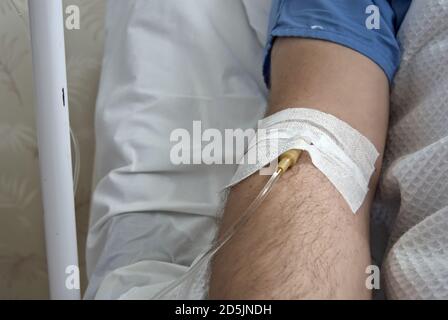 Nahaufnahme eines Mannes, der im Krankenhaus Injektionen bekommt Stockfoto