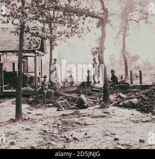 Archivfoto von Pocket Post (Union), Atlanta, GA, November 1864 Foto zeigt eine Gruppe von Soldaten mit ihren Waffen in der Nähe eines Tierheims nach dem Besatzer Stockfoto
