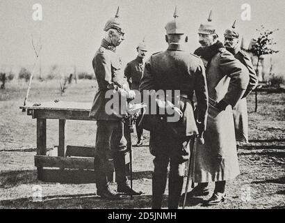 Kaiser Willhelm II. Mit deutschen Offizieren in einer Diskussion über die Westfront. Die Periode des Ersten Weltkriegs. Stockfoto