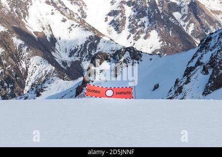 Banner GESCHLOSSEN auf der Skipiste in den Bergen. Stockfoto