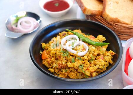 Indisches Frühstücksgericht: Parsi Akuri oder Anda Bhurji oder indische, würzige Rühreier, serviert mit geröstetem braunem Brot und Ketchup. Berühmte indische Street Food Stockfoto