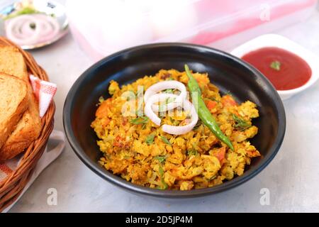 Indisches Frühstücksgericht: Parsi Akuri oder Anda Bhurji oder indische, würzige Rühreier, serviert mit geröstetem braunem Brot und Ketchup. Berühmte indische Street Food Stockfoto