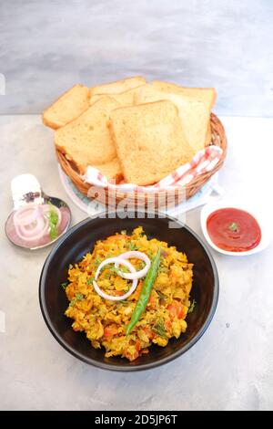 Indisches Frühstücksgericht: Parsi Akuri oder Anda Bhurji oder indische, würzige Rühreier, serviert mit geröstetem braunem Brot und Ketchup. Berühmte indische Street Food Stockfoto