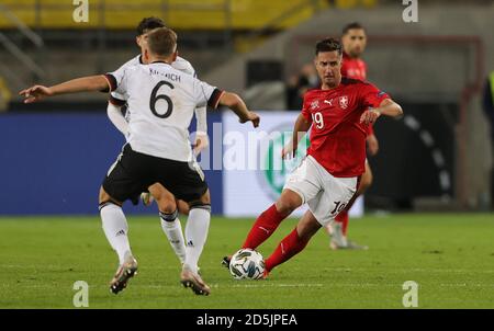 Köln, Deutschland. 14. Okt, 2020. firo: 13.10.2020 Fußball, Fußball: UEFA NATIONS LEAGUE, Landerspiel Nationalmannschaft Deutschland, GER - Schweiz, SUI 3: 3 Mario GAVRANOVIC, SUI, Right versus KIMMICH Quelle: dpa/Alamy Live News Stockfoto