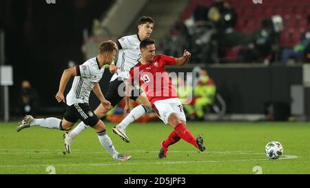 Köln, Deutschland. 14. Okt, 2020. firo: 13.10.2020 Fußball, Fußball: UEFA NATIONS LEAGUE, Landerspiel Nationalmannschaft Deutschland, GER - Schweiz, SUI 3: 3 Mario GAVRANOVIC, SUI, Right versus KIMMICH Quelle: dpa/Alamy Live News Stockfoto