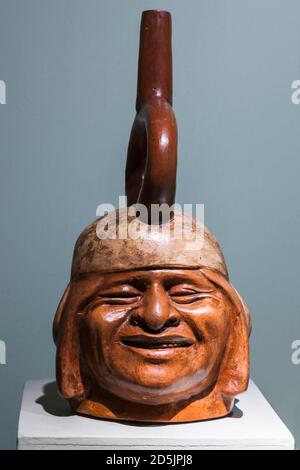 Portrait Head Bottle, die Moche-Sammlungsgalerie, 'Nationales Museum für Archäologie, Anthropologie und Geschichte Perus', Lima, Peru, Südamerika Stockfoto