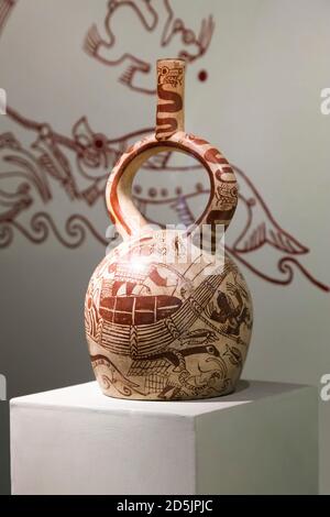 Trinkflasche mit Bügel, Galerie der Moche-Sammlung, 'Nationalmuseum für Archäologie, Anthropologie und Geschichte Perus', Lima, Peru, Südamerika Stockfoto