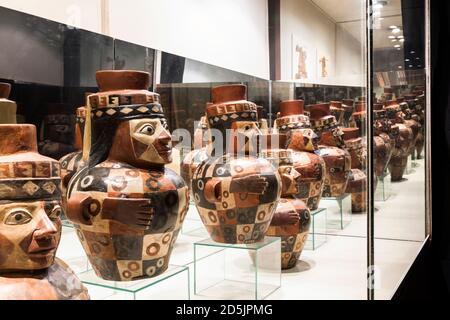 Große Flaschen, die Huari-Sammlungsgalerie, das Nationale Museum für Archäologie, Anthropologie und Geschichte Perus, Lima, Peru, Südamerika Stockfoto