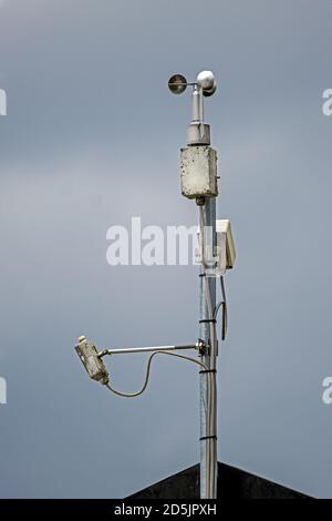 Gerät zur Messung der windgeschwindigkeit auf einem Hausdach Stockfoto