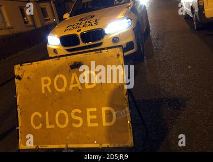 Polizei am Unfallort in Gartleahill, Airdrie, wo ein siebenjähriger Junge nach einem Autounfall in North Lanarkshire am Dienstagabend ins Krankenhaus gebracht wurde. Stockfoto