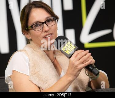 Amy Jo Johnson - Original Pink Power Ranger wird bei der New York Comic Con interviewt Stockfoto