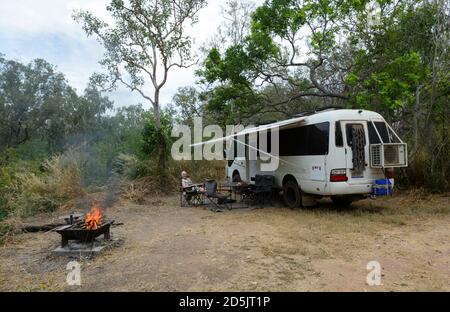 Busch Camping mit Lagerfeuer und Toyota Coaster Wohnmobil, Douglas Daly, Northern Territory, NT, Australien Stockfoto