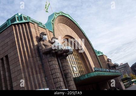 Steinmänner mit Gesichtsmasken Helsinki Bahnhof Stockfoto