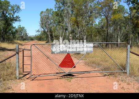 Willkommen bei Lorella Springs Schild am Eingang des Lorella Springs Wilderness Park, Northern Territory, NT, Australien Stockfoto