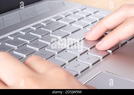 Online-Schulungen. Kinder greifen auf Laptop-Tastatur. Nahaufnahme. Computerkompetenz und Technologie im Leben von Kindern. Stockfoto