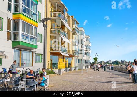 Menschen Wandern und Entspannen in Western Harbour (Vastra Hamnen) modernen Stadtteil in Malmö. Schweden Stockfoto