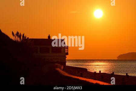 New Forest, Hampshire. Oktober 2020. Wetter in Großbritannien. Sonnenaufgang hinter dem alten Küstenwachhaus am Lepe Beach im New Forest. Credit Stuart Martin/Alamy Live News Stockfoto