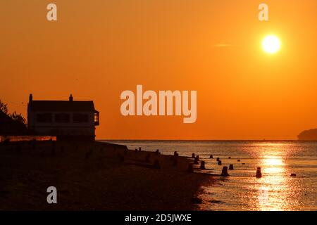 New Forest, Hampshire. Oktober 2020. Wetter in Großbritannien. Sonnenaufgang hinter dem alten Küstenwachhaus am Lepe Beach im New Forest. Credit Stuart Martin/Alamy Live News Stockfoto