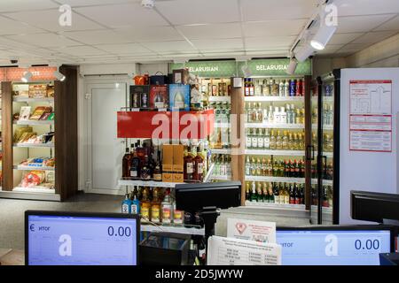 Berestovitsa, Belarus - August 09, 2019: die Regale mit alkoholischen Getränken in den Duty free shop Bela Markt Zollfrei. Stockfoto