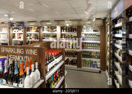 Berestovitsa, Belarus - August 09, 2019: die Regale mit alkoholischen Getränken in den Duty free shop Bela Markt Zollfrei. Stockfoto