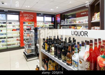 Berestovitsa, Belarus - August 09, 2019: die Regale mit alkoholischen Getränken in den Duty free shop Bela Markt Zollfrei. Stockfoto